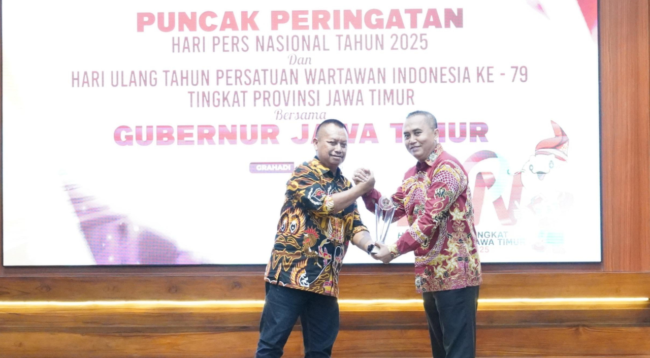 Ketua PWI Jawa Timur, Lutfil Hakim menyerahkan penghargaan kepada Pemimpin Bank Jatim Cabang Kediri, Slamet Masduki. foto: bankjatim for ayojatim.