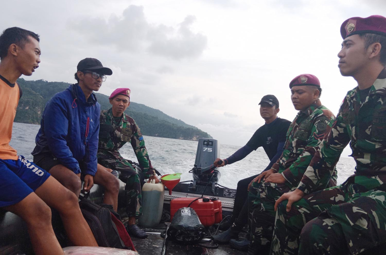 Setelah ditemukan, kedua ABK tersebut dibawa ke Pos Satgasmar Pam Pulau Nusa Barung untuk menerima perawatan dan pendataan. Foto/Dispen Kormar