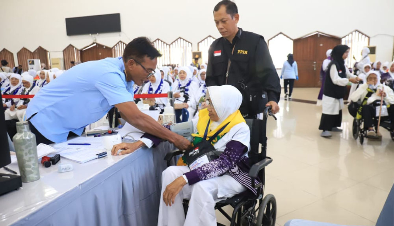 Salah seorang jemaah mendapatkan pemeriksaan kesehatan akhir setibanya di Asrama Haji Pondok Gede Jakarta. Foto: MCH 2025