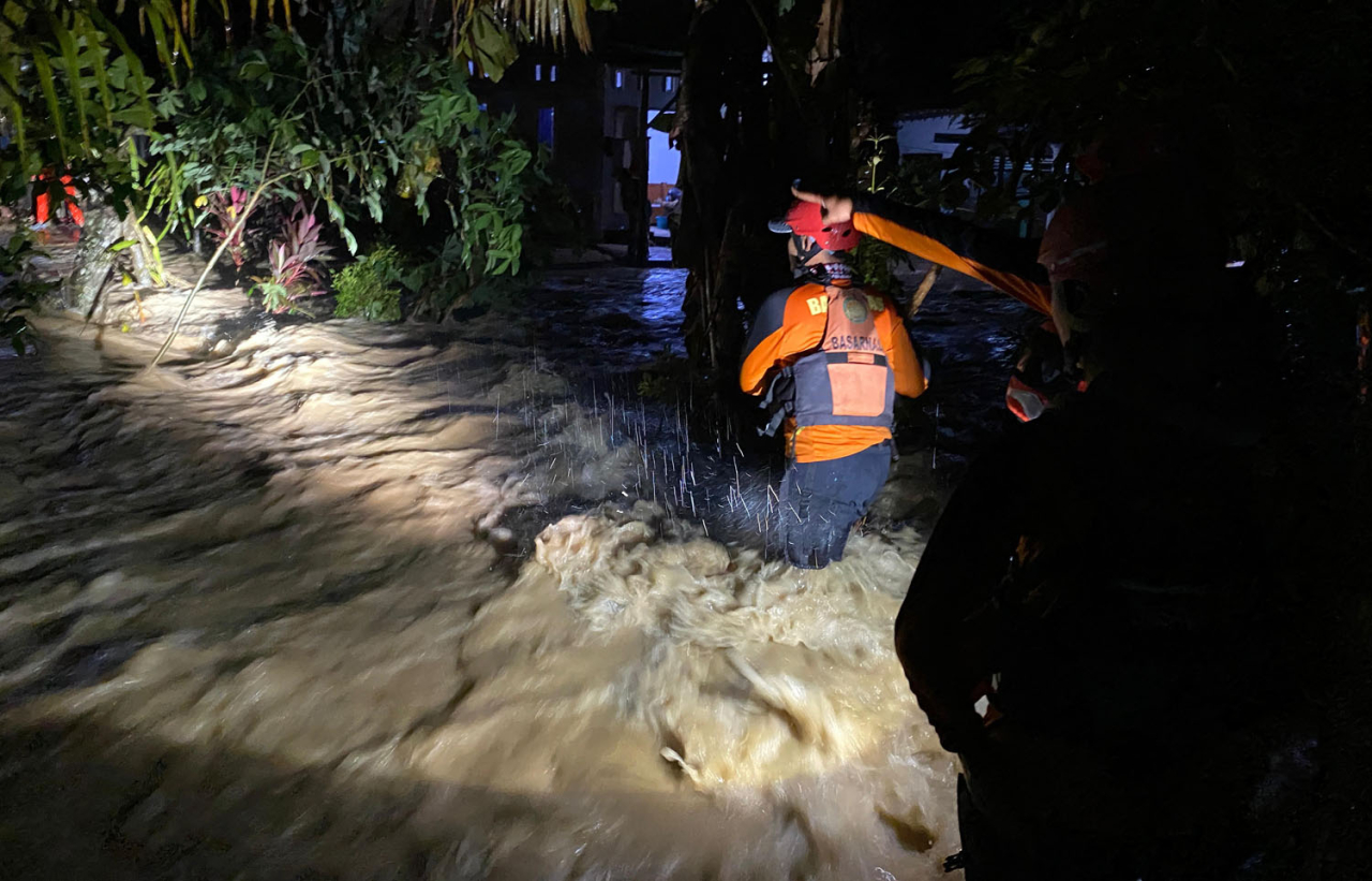 Tim SAR gabungan, bagai pasukan malaikat penyelamat, berjibaku melawan derasnya arus.  Foto/Basarnas Surabaya