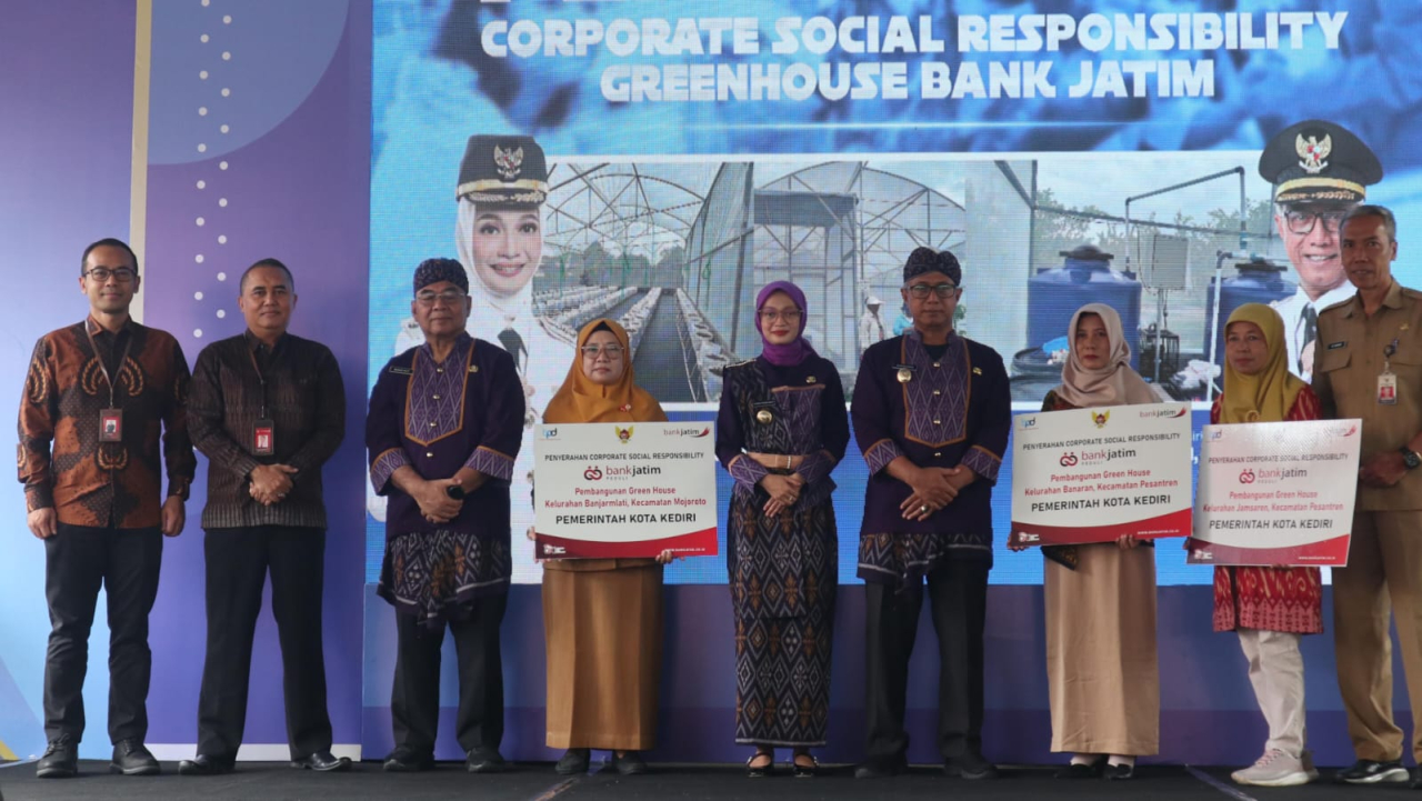Bantuan CSR diserahkan oleh AVP Komunikasi Korporat Bank Jatim Mi’roj Subhanto kepada Wali Kota Kediri Vinanda Prameswati. foto: bankjatim for ayojatim.