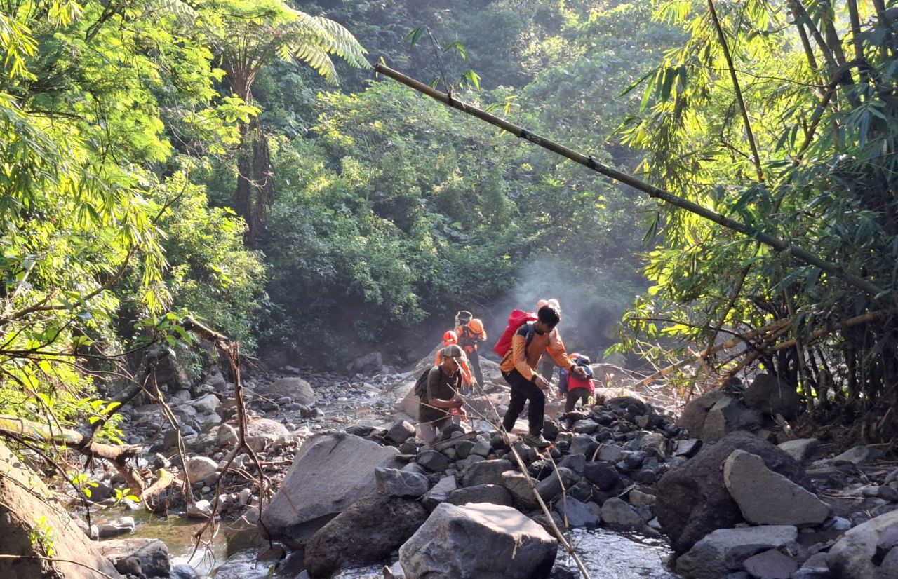 Evakuasi Pendaki Meninggal di Gunung Saeng Berlanjut, Basarnas Kerahkan Satu Tim dari Kantor SAR Surabaya
