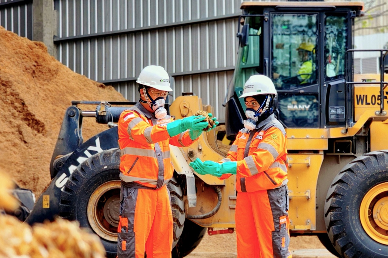 Fasilitas penyimpanan biomassa sekam padi untuk diolah menjadi bahan bakar alternatif di Pabrik Narogong, Jawa Barat. Foto/Dokumentasi SIG