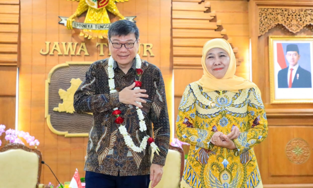 Duta Besar Republik Singapura untuk Indonesia H.E. Mr. Kwok Fook Seng melakukan pembahasan kerja sama dengan Gubernur Khofifah di Gedung Negara Grahadi Surabaya. foto: KIP for ayojatim.