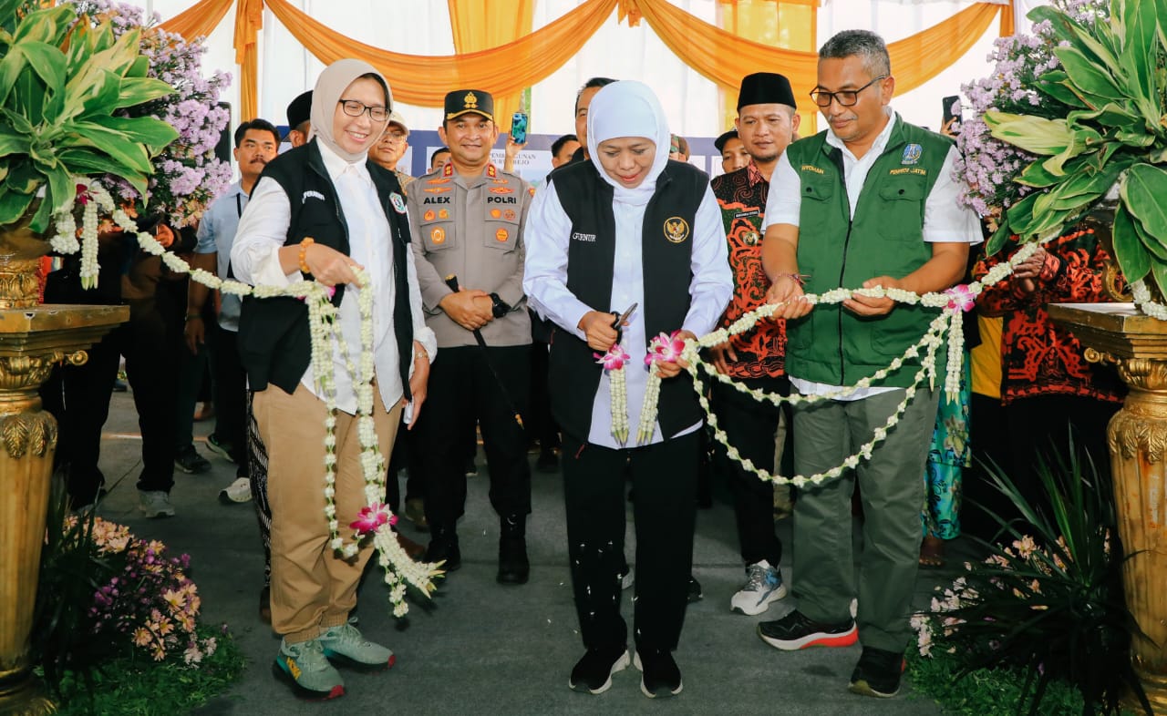 Gubernur Khofifah didampingi Bupati Indah Amperawati meresmikan Tempat Pengolahan Sampah 3R di Lumajang. foto: humprov for ayojatim.