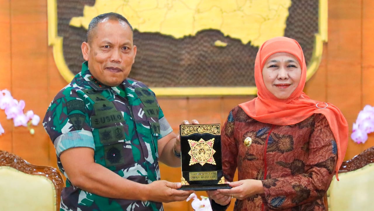 Gubernur Khofifah gayeng dengan Panglima Divisi Infanteri 2 Kostrad, Mayjen TNI Susilo di Gedung Negara Grahadi, Surabaya. foto: humprov for ayojatim.
