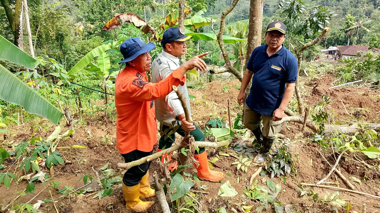 Kalaksa BPBD Jatim Gatot Soebroto didampingi Kalaksa BPBD Trenggalek Triadi Atmono meninjau lokasi longsor di Dusun Kebonagung, Desa Depok, Kec. Bendungan, Trenggalek. foto: bpbdjatim for ayojatim.
