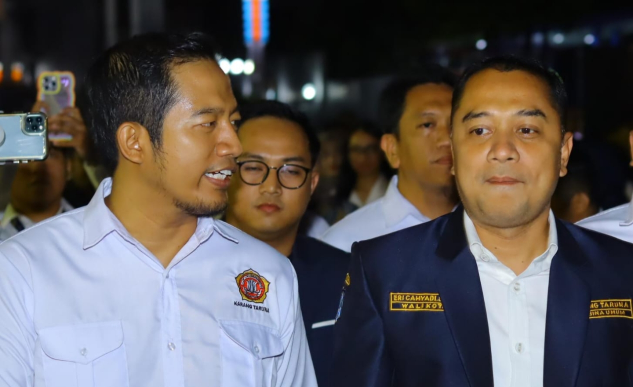 Ketua Karang Taruna Kota Surabaya Febryan Kiswanto saat kegiatan bersama Wali Kota Surabaya, Eri Cahyadi. foto: kartarsurabaya for ayojatim.