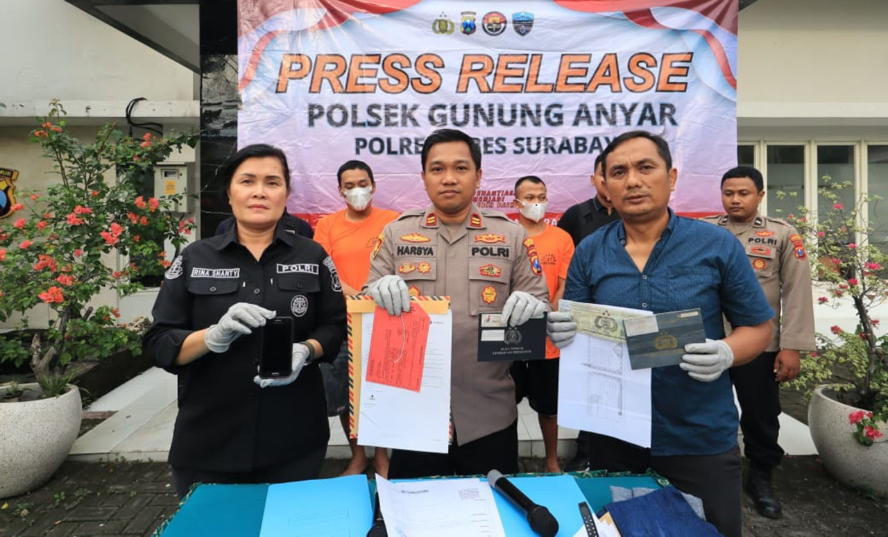 Kapolsek Gunung Anyar, Iptu Sumianto Harsya Fahroni (tengah), menunjukkan barang bukti kasus pencurian sepeda motor (curanmor). Foto: Redho/Ayojatim