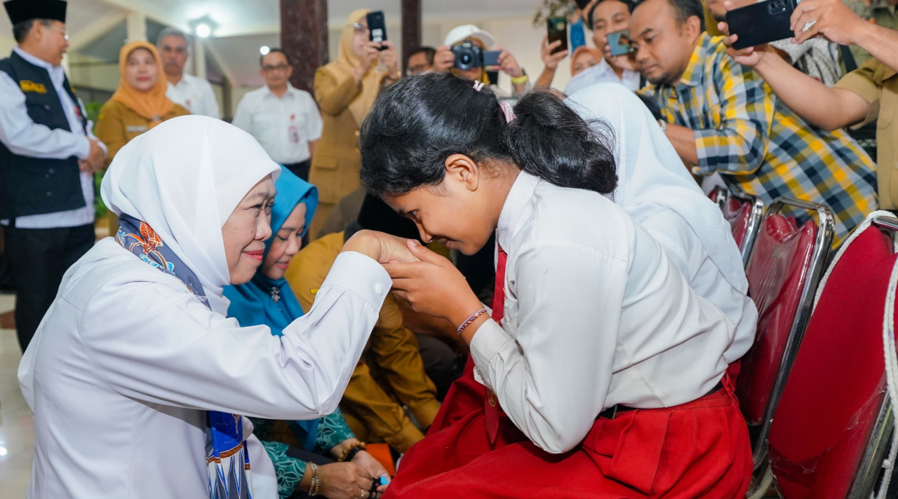Gubernur Khofifah menyalurkan Bantuan Sosial senilai total Rp12,923 Miliar untuk masyarakat Bondowoso di Pendopo Kabupaten Bondowoso. foto: KIP for ayojatim.