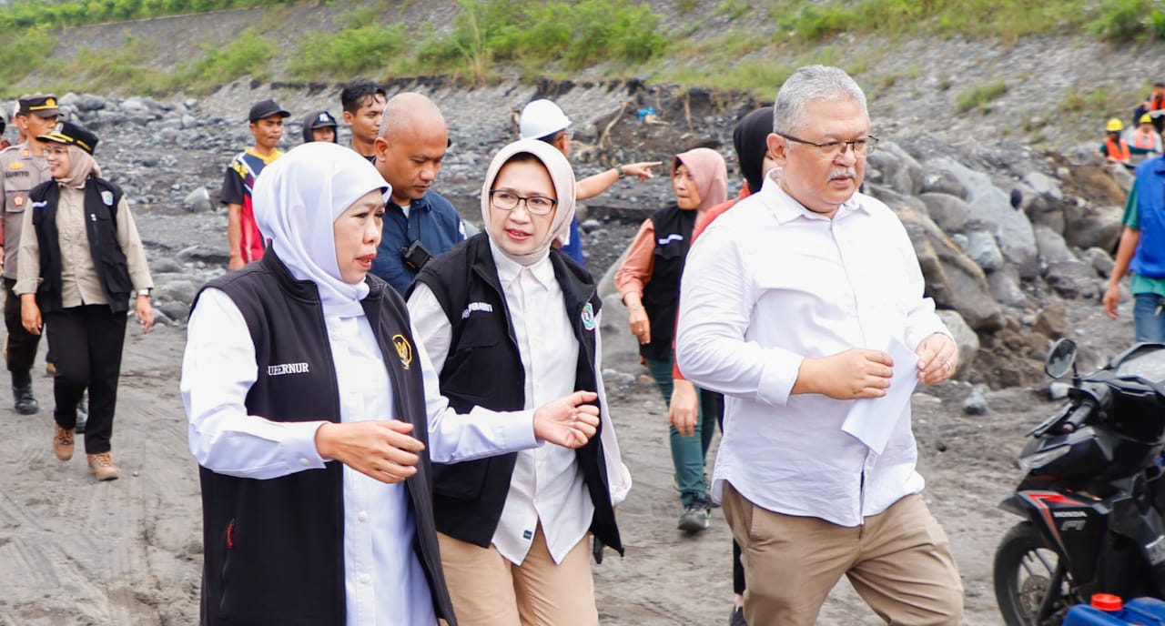 Gubernur Khofifah bersama Bunda Indah Meninjau perbaikan tanggul yang jebol akibat banjir lahar dingin Semeru. foto: humprov for ayojatim.