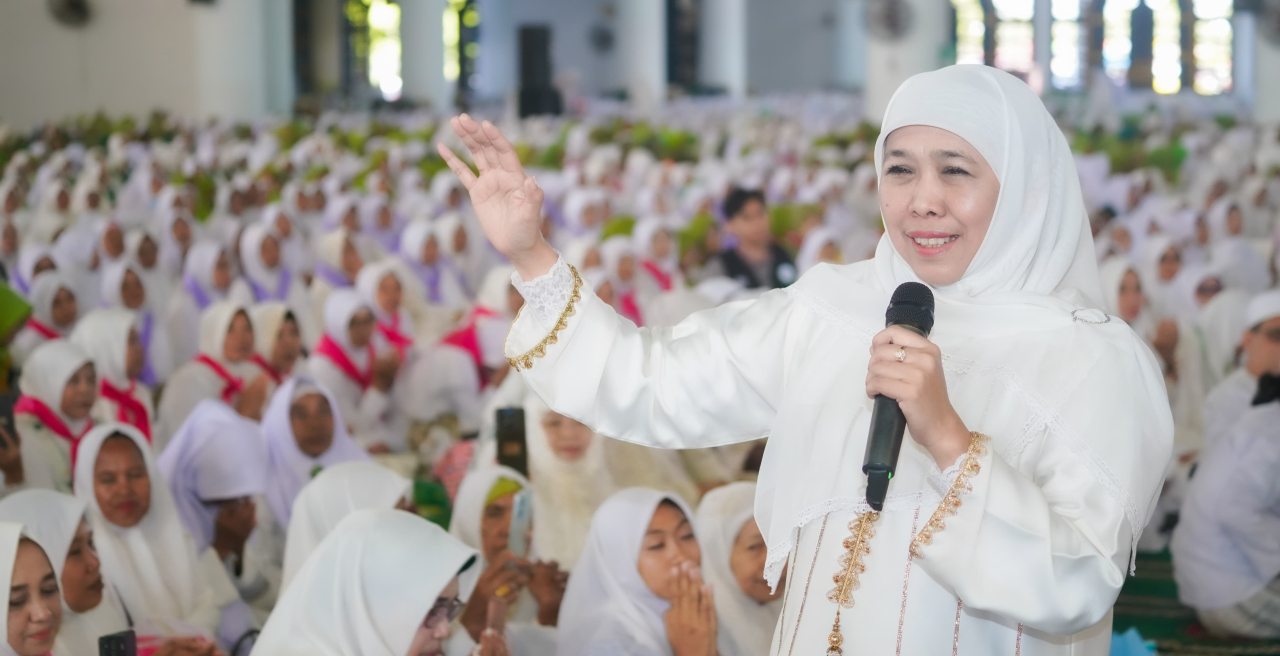 Khofifah doa untuk bangsa bersama cicit Syekh Afeefuddin Al Jailani yang digelar dalam rangka Harlah Ke-79 Muslimat NU. foto: menu for ayojatim.