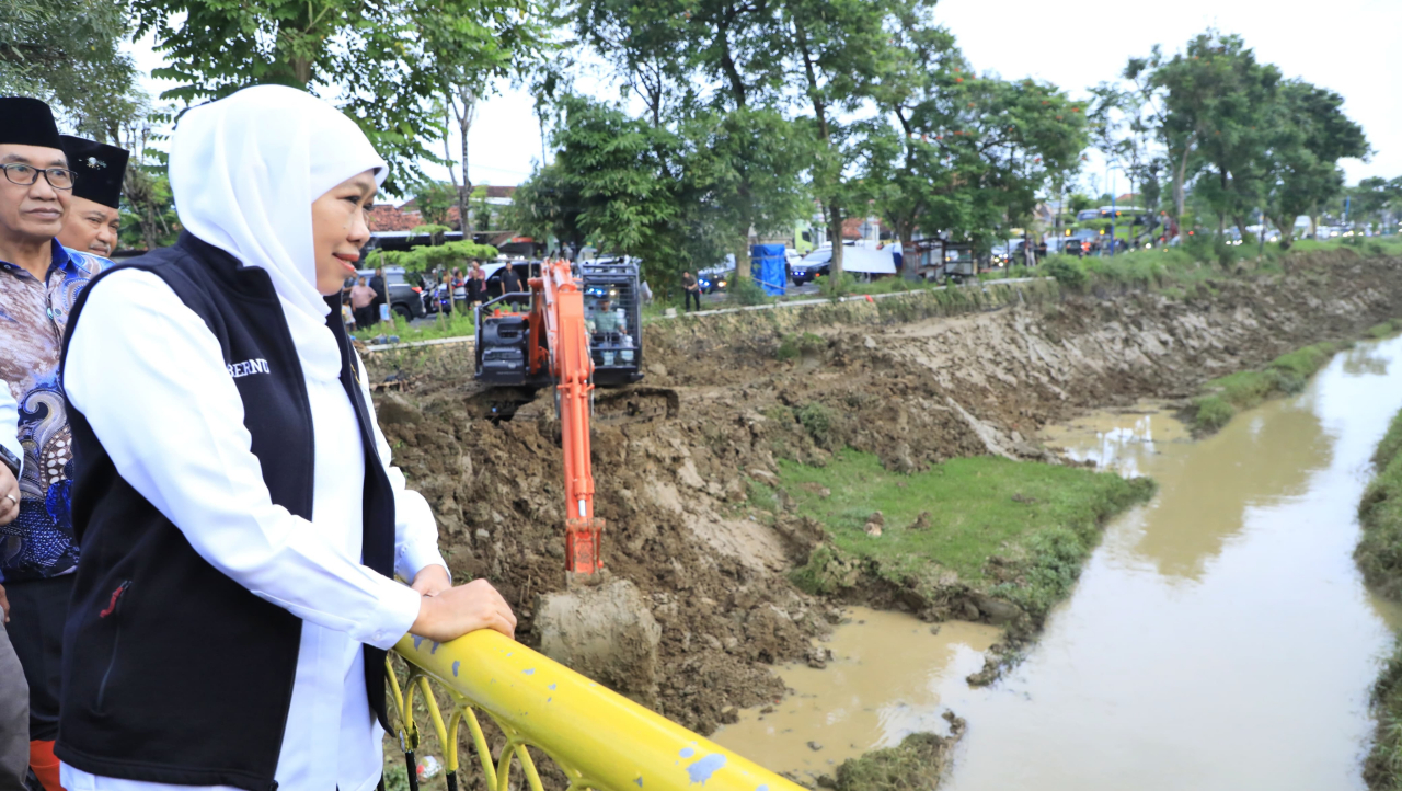 Gubernur Khofifah meninjau normalisasi Sungai Jombang di Pamekasan. foto: humprov for ayojatim.
