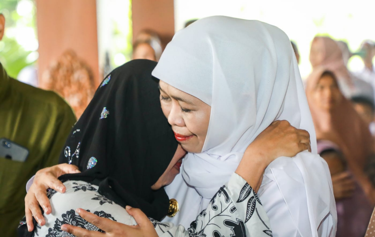 Gubernur Khofifah Serahkan Bansos hingga BKK Desa senilai Rp 4,76 Miliar untuk Masyarakat Ponorogo