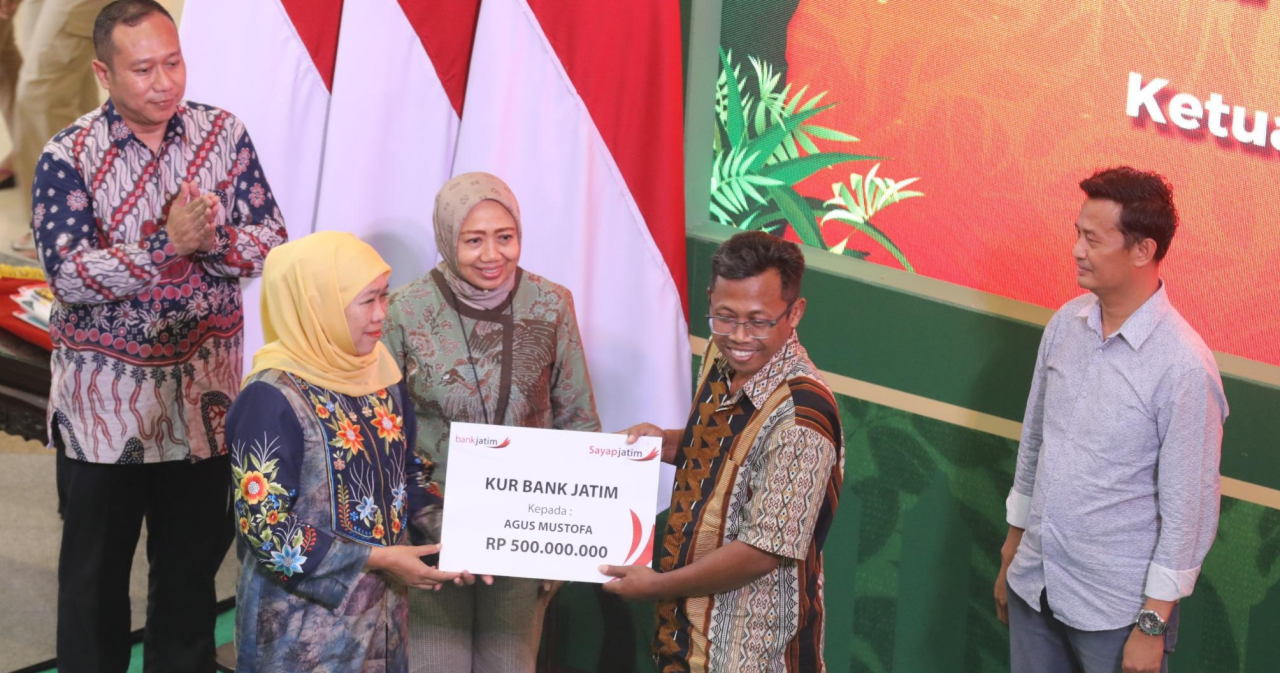 Penyerahan KUR dengan total Rp800 juta dilakukan simbolis oleh Gubernur Khofifah dan Direktur Kepatuhan Bank Jatim, Umi Rodiyah kepada dua nasabah Bank Jatim. foto: bankjatim for ayojatim.