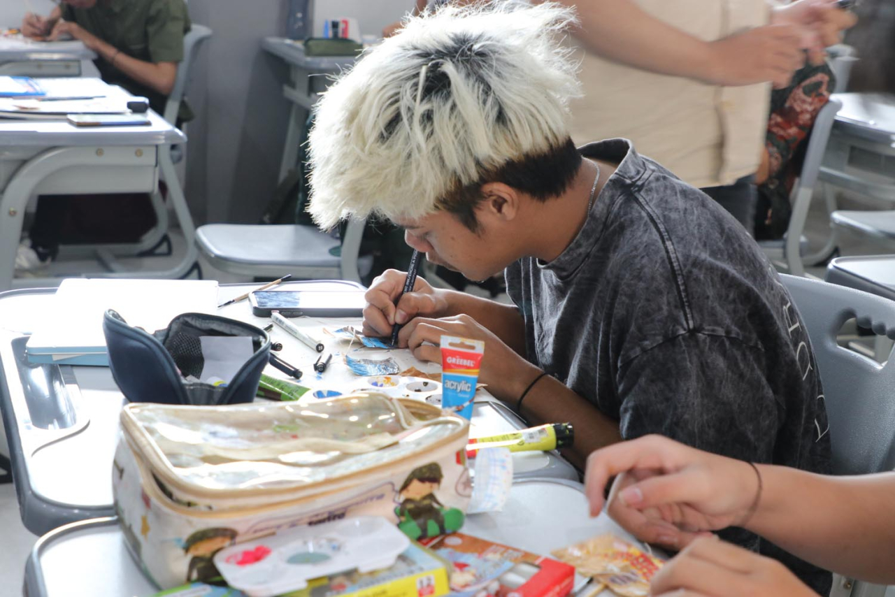 Puluhan mahasiswa DKV Ubaya menyulap ratusan kantong teh bekas menjadi lukisan. pada Selasa (20/05/2025). Foto/Humas Ubaya