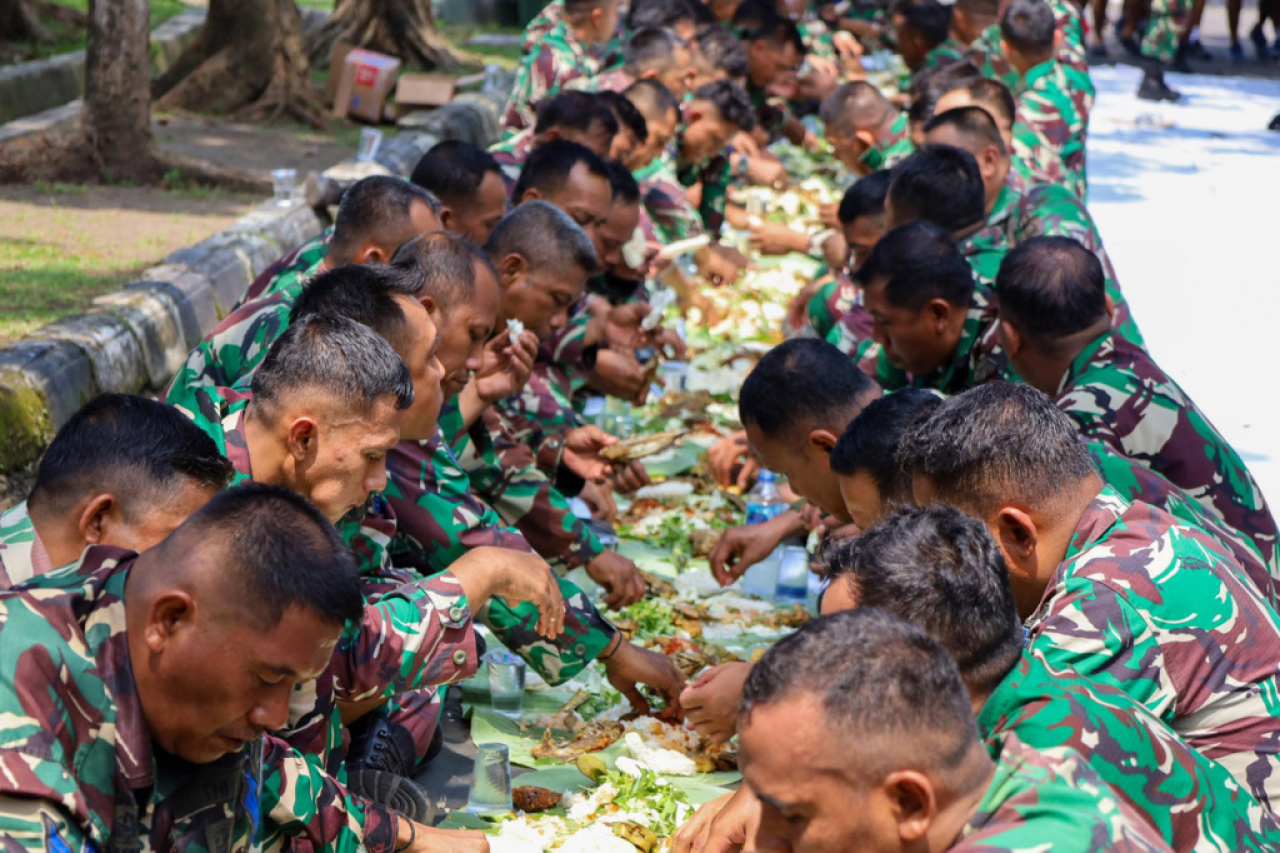 Keluarga Besar Hiu Petarung TNI AL Pererat Silaturahmi Lewat Makan Siang Bersama