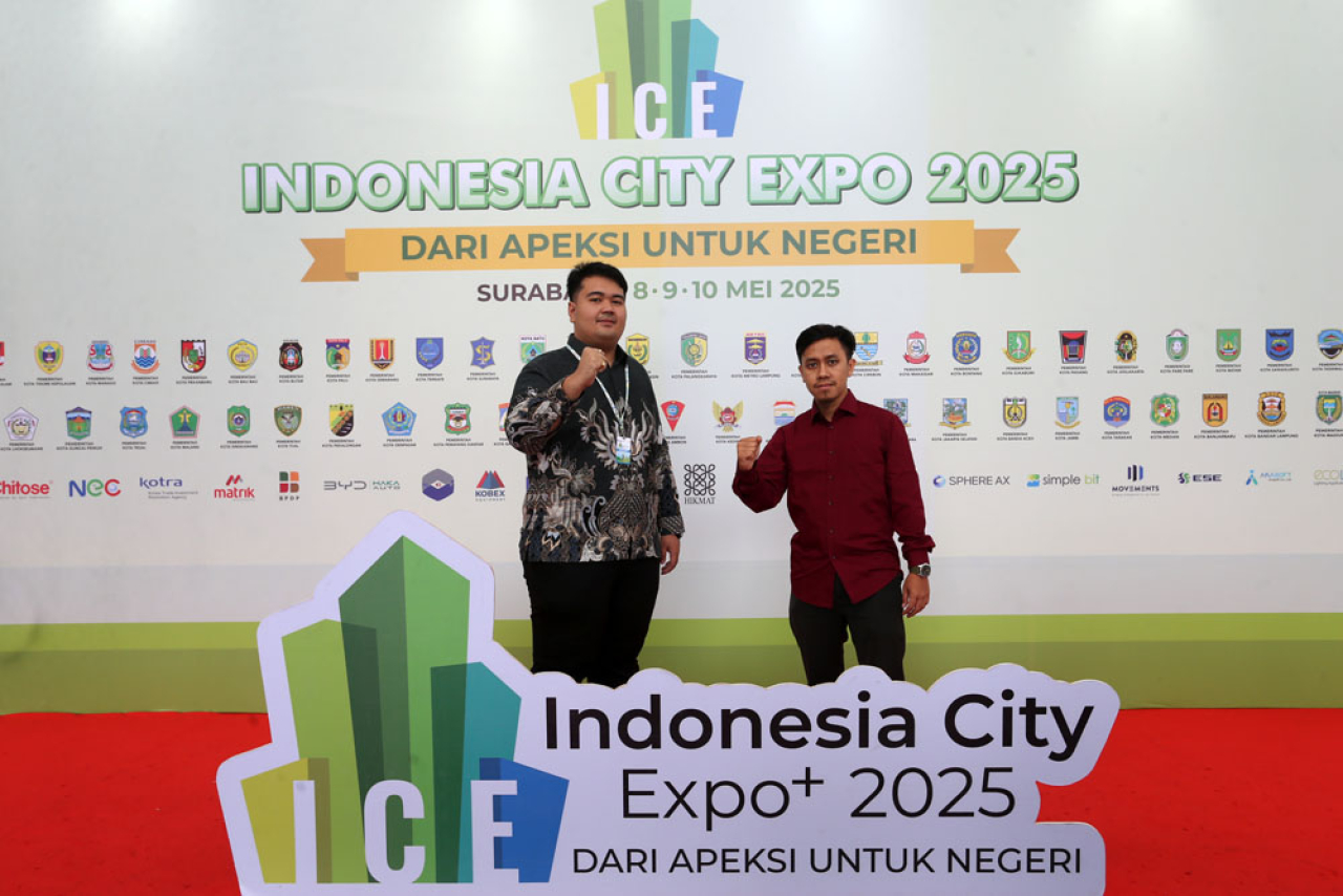 Hendrik Timoty dan M. Hafied ketika mengikuti Munas VII APEKSI 2025 di Grand City Convex, Surabaya. Foto: Ali/Ayojatim