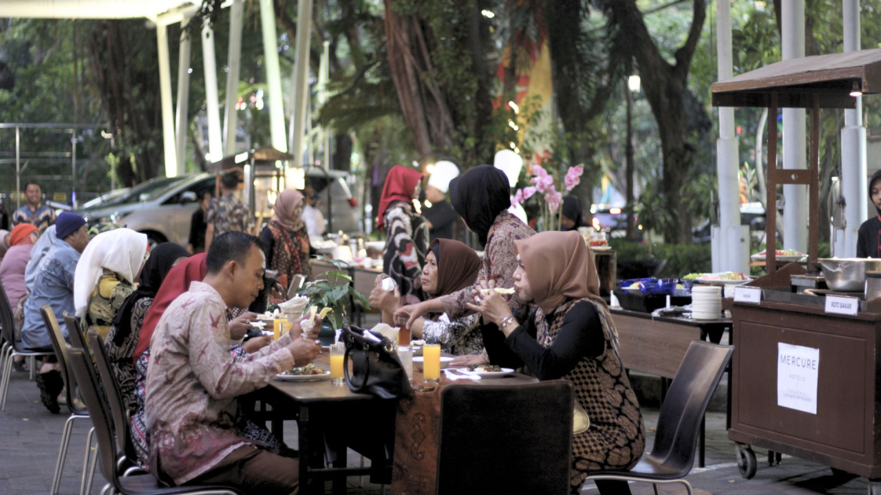 Para pengunjung menikmati kuliner di Pawon Darmo, di area Canopy Lobby Mercure Surabaya Grand Mirama. Foto/Ayojatim