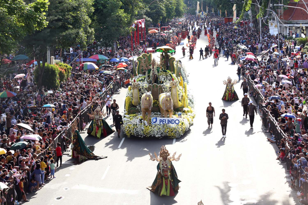 Mobil Hias Pelindo Curi Perhatian di Surabaya Vaganza 2025