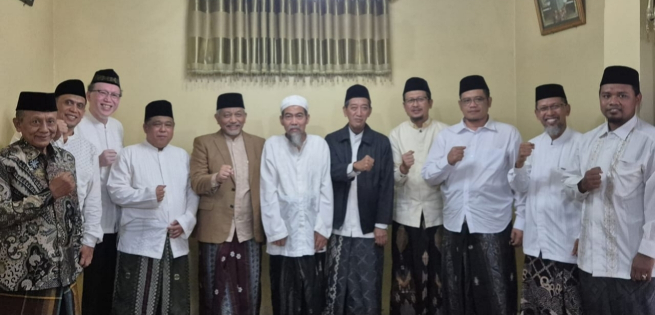 Kang Irwan mendampingi Presiden PKS, Ahmad Syaikhu sowan ke sejumlah kiai di Rembang, Jawa Tengah. foto: PKS for ayojatim.