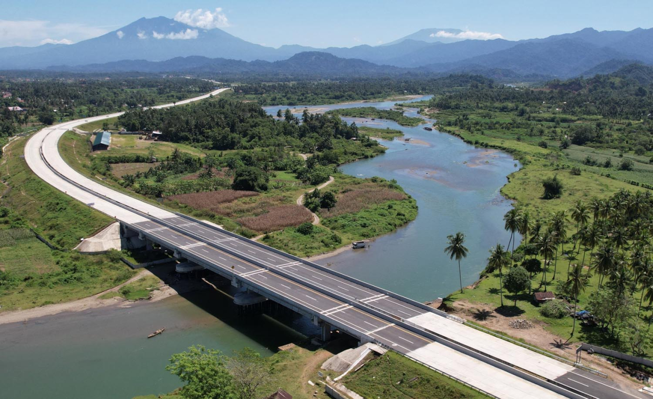 Jalan Tol Padang – Sicincin sepanjang 36,6 km yang merupakan jalan tol pertama di Sumatra Barat dibangun menggunakan produk semen dari SIG. Foto/SIG