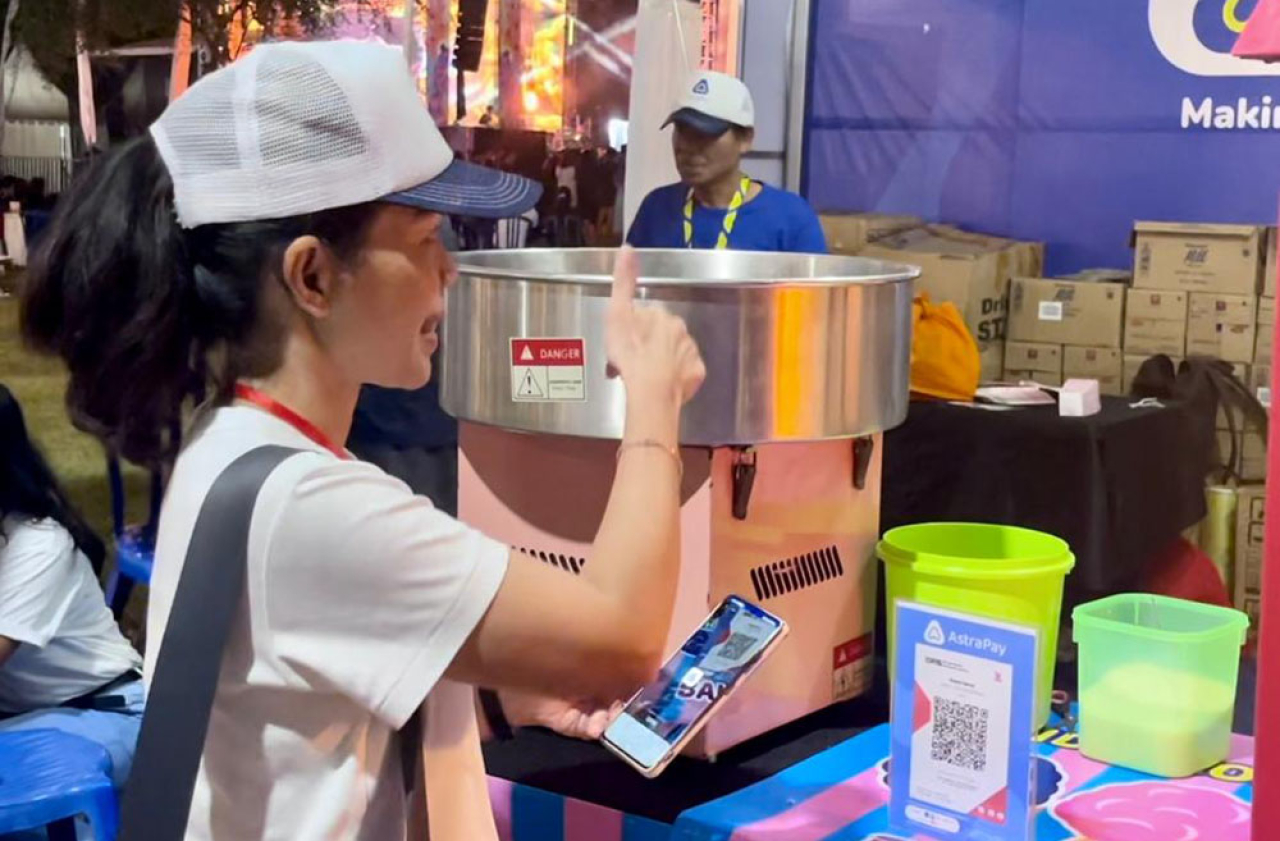 Belanja makanan, beli tiket wahana, sampai bayar parkir, sekarang hampir semuanya bisa dilakukan pakai QRIS atau aplikasi pembayaran digital. Foto/Ayojatim