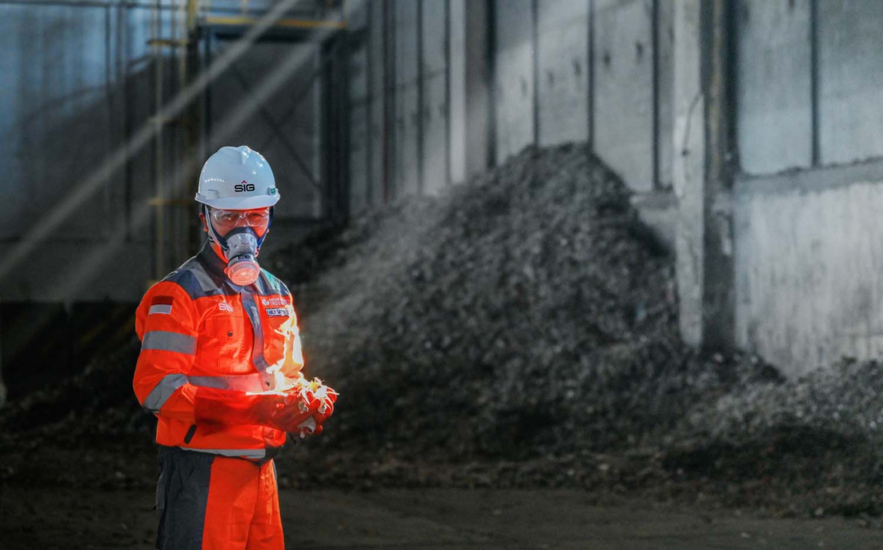 Fasilitas pengolahan limbah dan sampah menjadi bahan bakar alternatif di area green zone Pabrik Narogong, Jawa Barat. Foto/SIG