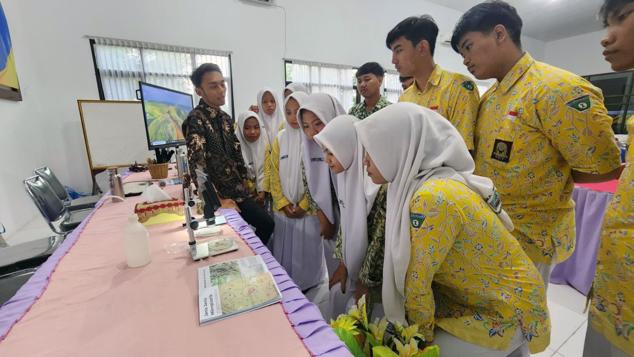 Sosialisasi ini diadakan untuk mengedukasi siswa akan bahaya mikroplastik sekaligus mengurangi plastik sekali pakai. Foto/Ayojatim