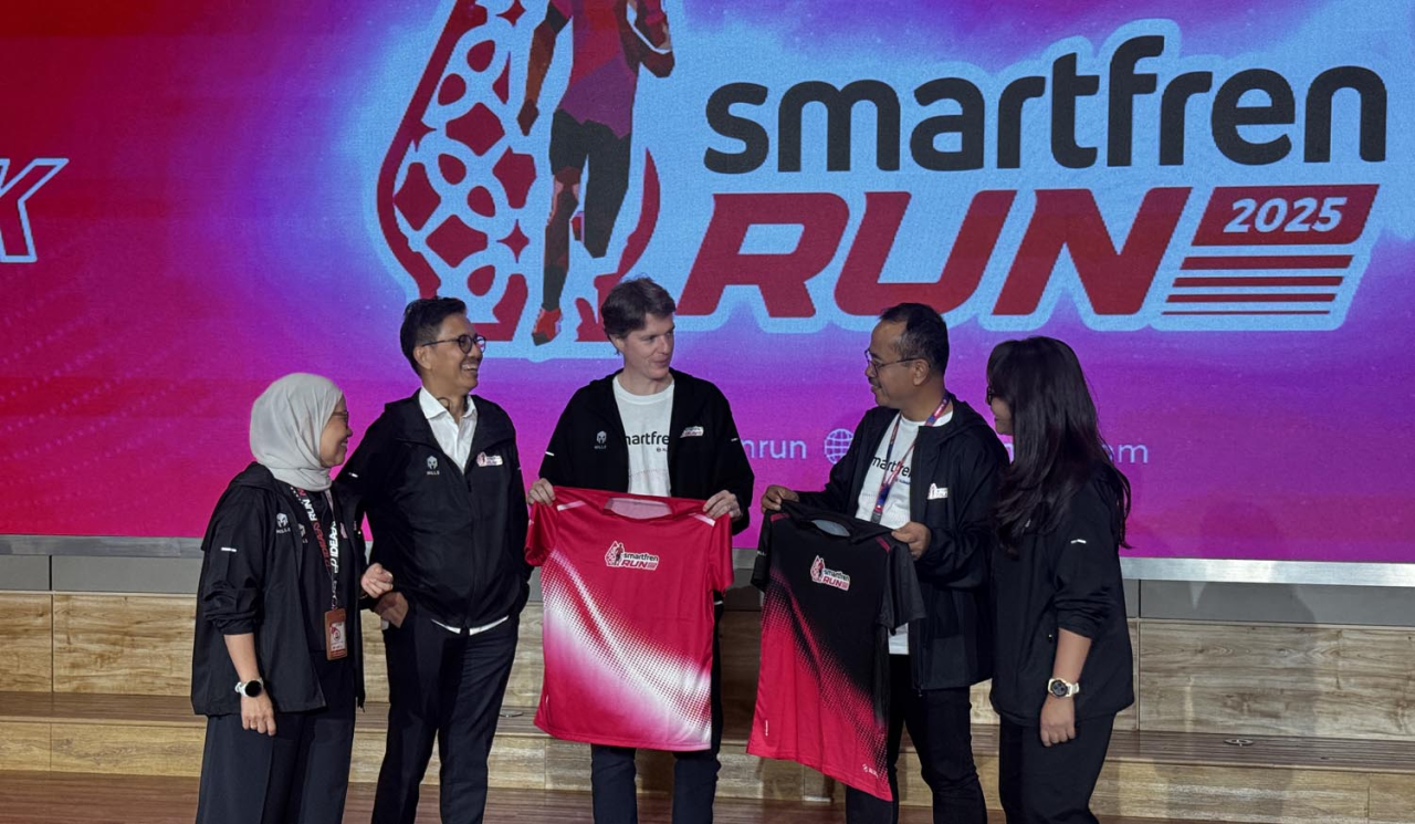 Race Director SMARTFREN RUN 2025, Safitra Aryana, Sekrtaris Jendeal PB PASI, Tigor M. Tanjung, Direktur & Chief Commercial Officer XLSMART, David Arcelus Oses, Chief Marketing Smartfren Officer, Sukaca Purwakardjono, Division Head Brand Communication Smar