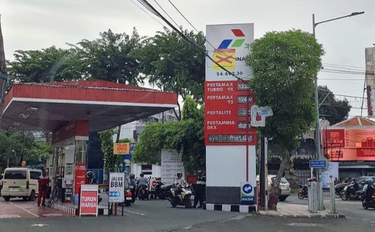 SPBU Pertamina dipasangi tanda silang besar dengan tulisan “tidak membayar pajak dan retribusi daerah". Foto/Dokumentas RRI