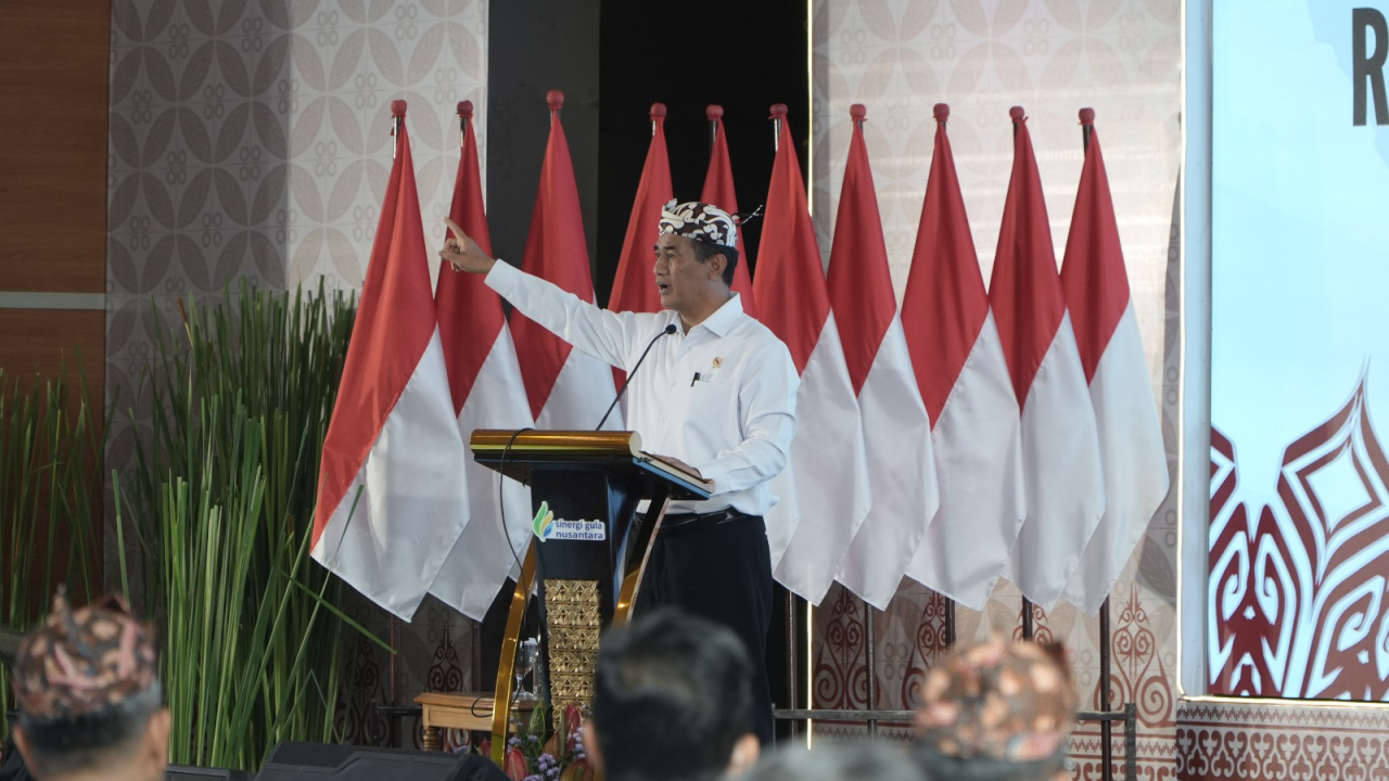 Menteri Pertanian, Amran Sulaiman saat memberikan intruksi pada Rapat Kerja  PT Sinergi Gula Nusantara (SGN) di Surabaya, Rabu (11/6/2025)