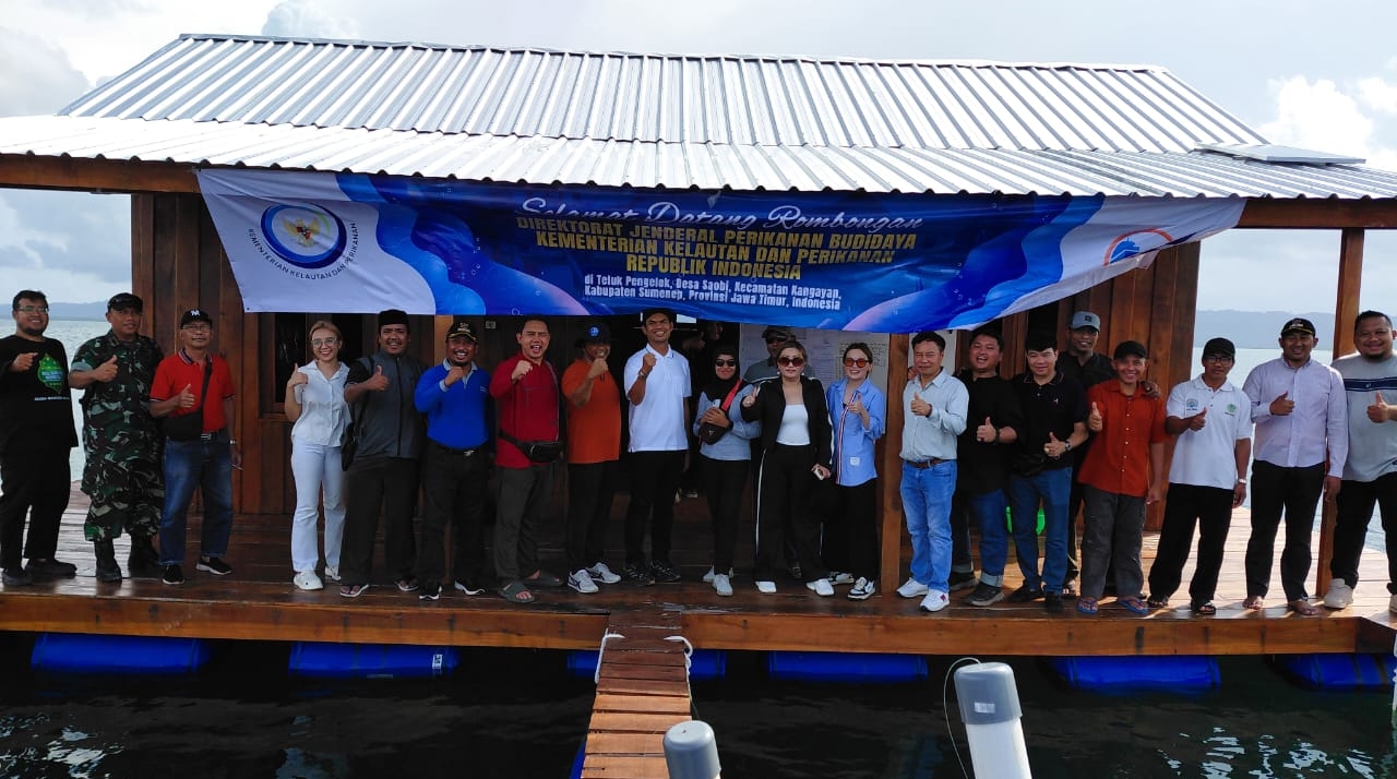 Tim dari KKP saat survei di keramba lobster yang dikelola PT Bandar Laut Dunia di Teluk Pangelek,Sumenep. foto: Balad Grup for ayojatim.