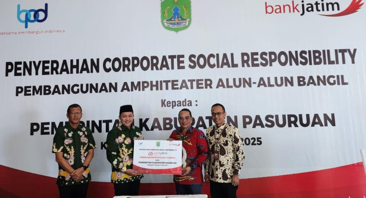 Bank Jatim Serahkan CSR ke Pemkab Pasuruan dan Pulau Kangean
