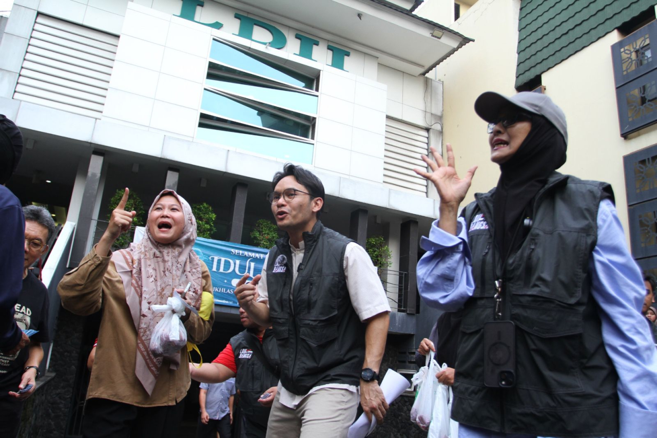 Ida Royani dan Ben Kasyafani ikut bagikan paket daging kurban di kantor DPP LDII, di Patal Senayan, Jakarta, Sabtu (7/6/2025). Foto/DPP LDII
