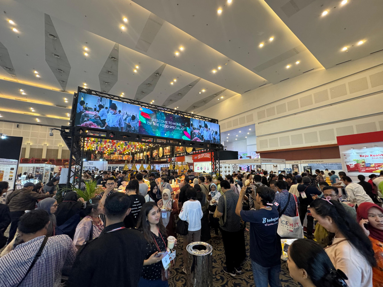 Suasana Pameran Internasional EastFood (IIFEX) dan EastPack Surabaya 2025 yang resmi dibuka hari di Grand City Convention Hall, Kamis (11/6/2025). Foto/Ayojatim