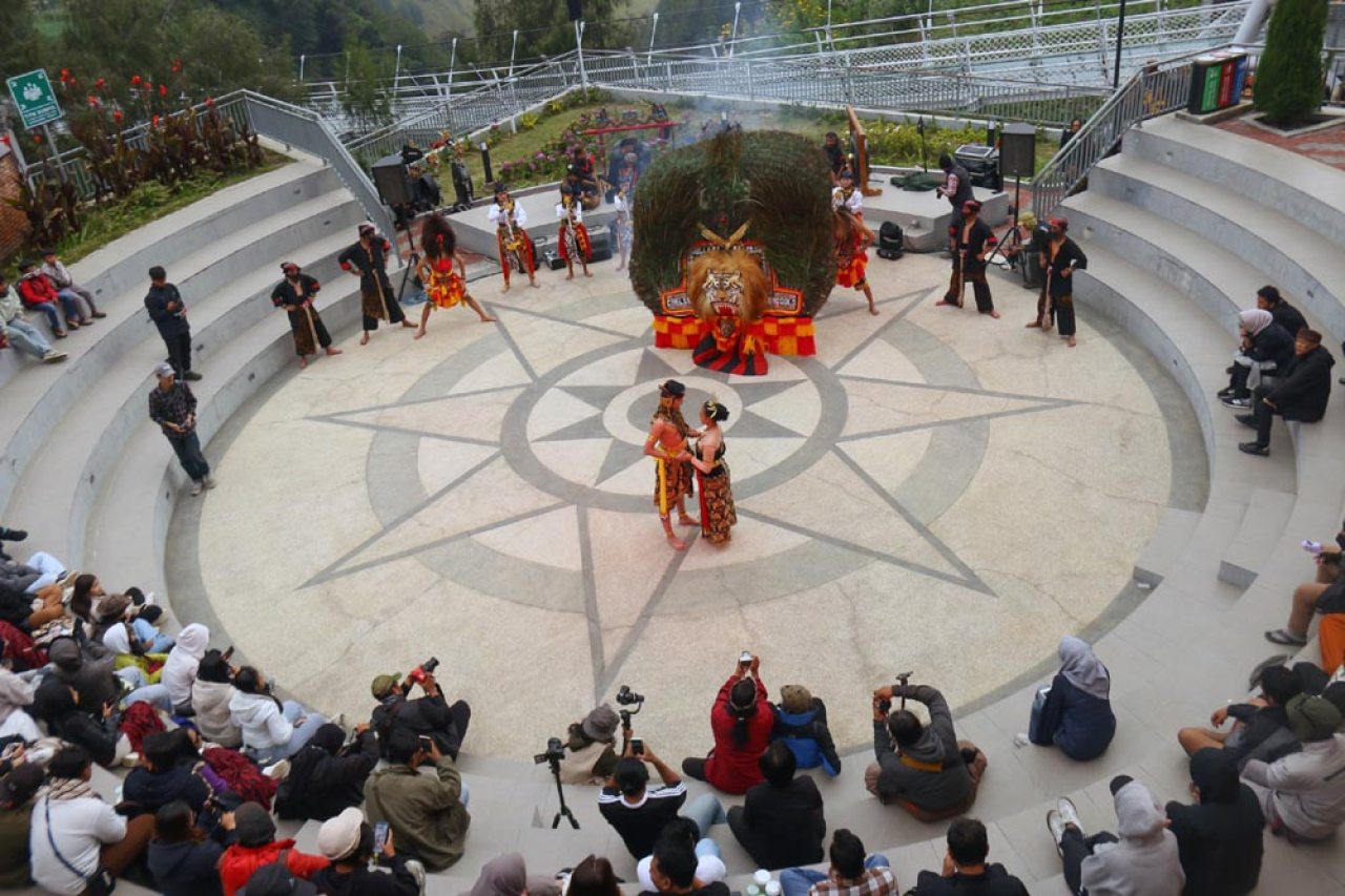 Kemeriahan pembukaan Eksotika Bromo 2025 di Amphitheater Seruni Point, Jumat (20/6/2025). Foto: Ayojatim/Iffan Maulana