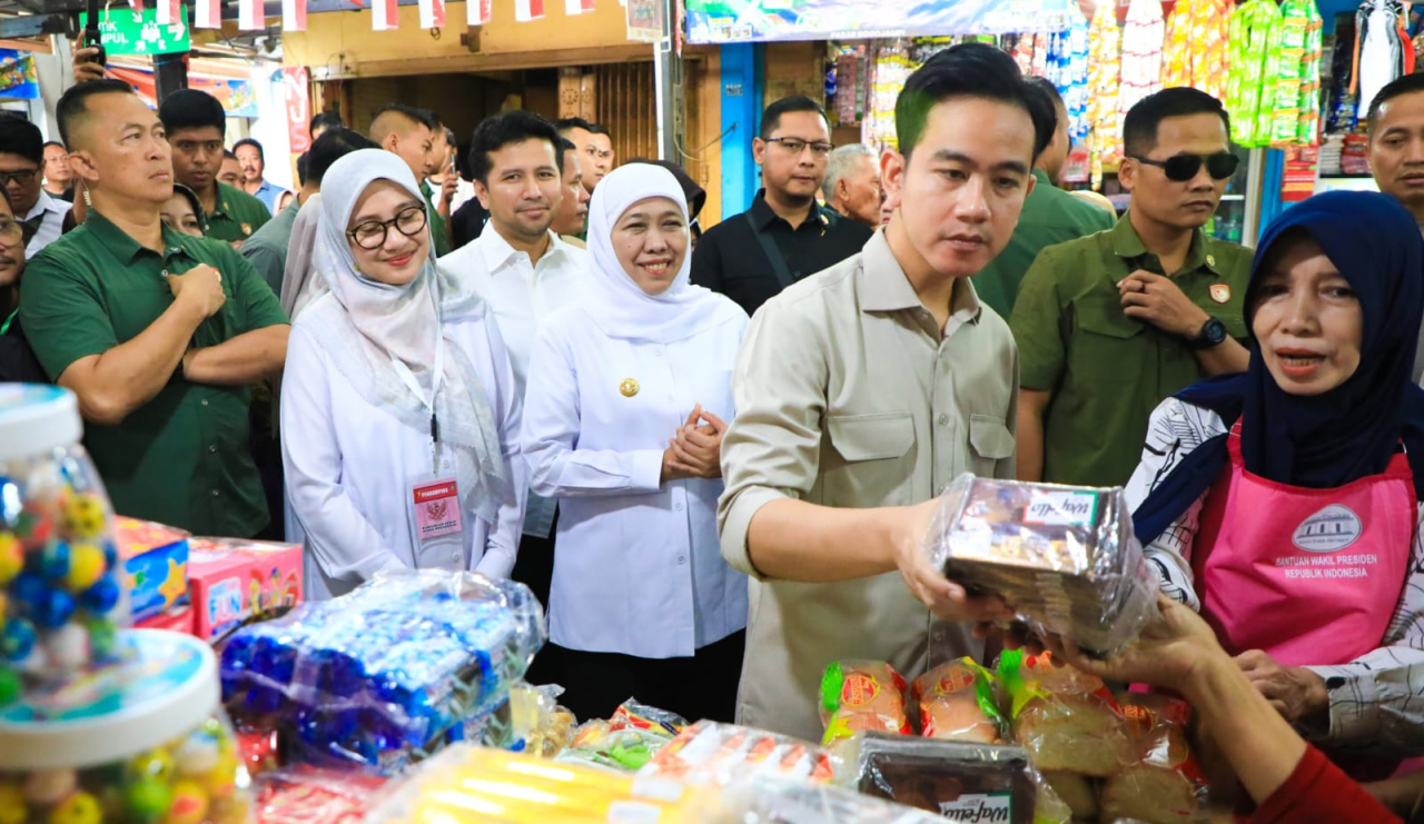 Bersama Wapres Gibran, Gubernur Khofifah blusukan ke setiap gang pasar untuk berdialog dengan pedagang dan juga pembeli. foto: KIP for ayojatim.