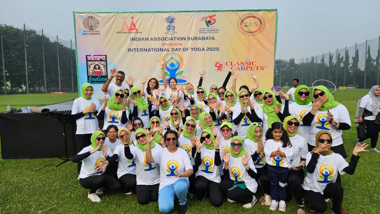 Warga jatim bersama Indian Association Surabaya rayakan Hari Yoga International di Surabaya, Sabtu, 21 Juni 2025. Foto/Ayojatim