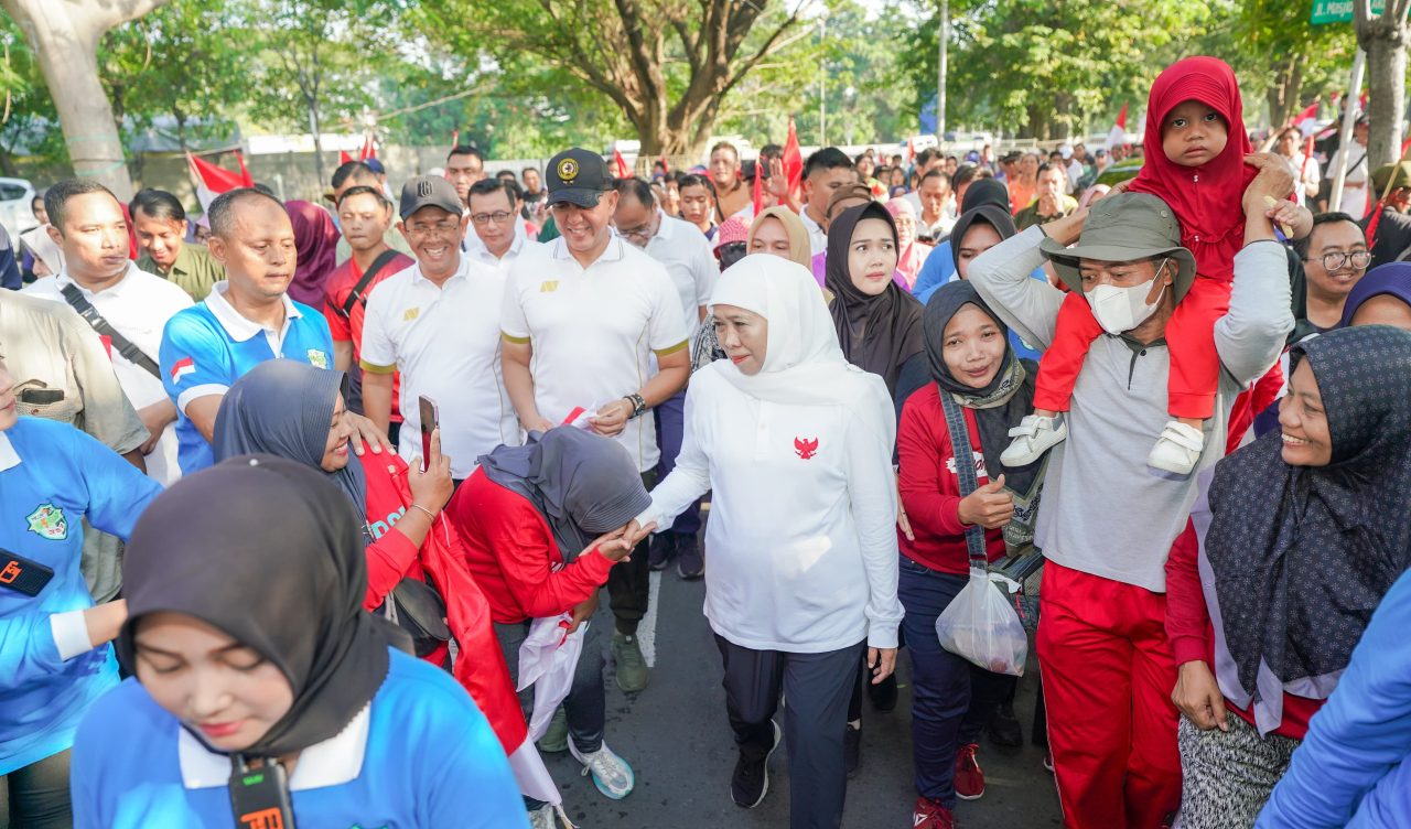 Bersama Pangdam dan Ulama, Gubernur Khofifah Menyatu dengan Puluhan Ribu Masyarakat Jalan Sehat Tahun Baru Islam 1447 H
