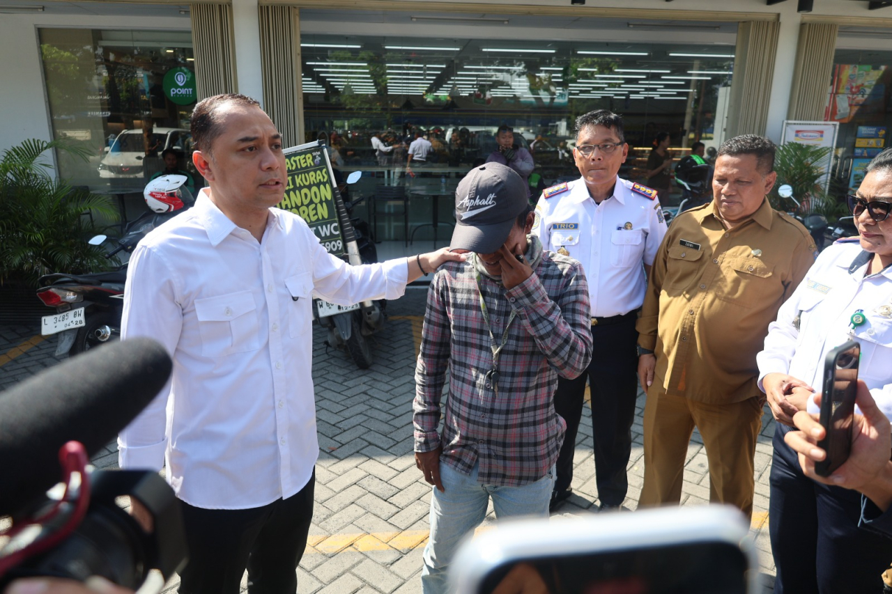 Wali Kota Surabaya, Eri Cahyadi, memimpin langsung penertiban juru parkir (jukir) liar di toko modern kawasan Jalan Dr. Ir. H. Soekarno, Selasa (3/6/2025). Foto: Humas Pemkot for Ayojatim