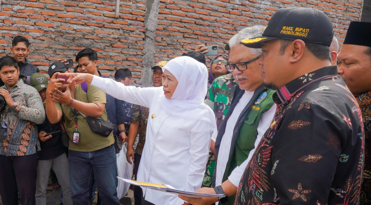 Gubernur Khofifah meninjau proses perbaikan infrastruktur di sekitar Sungai Kertosono, Desa Kalibuntu, Kec. Kraksaan, Kab. Probolinggo. foto: KIP for ayojatim.