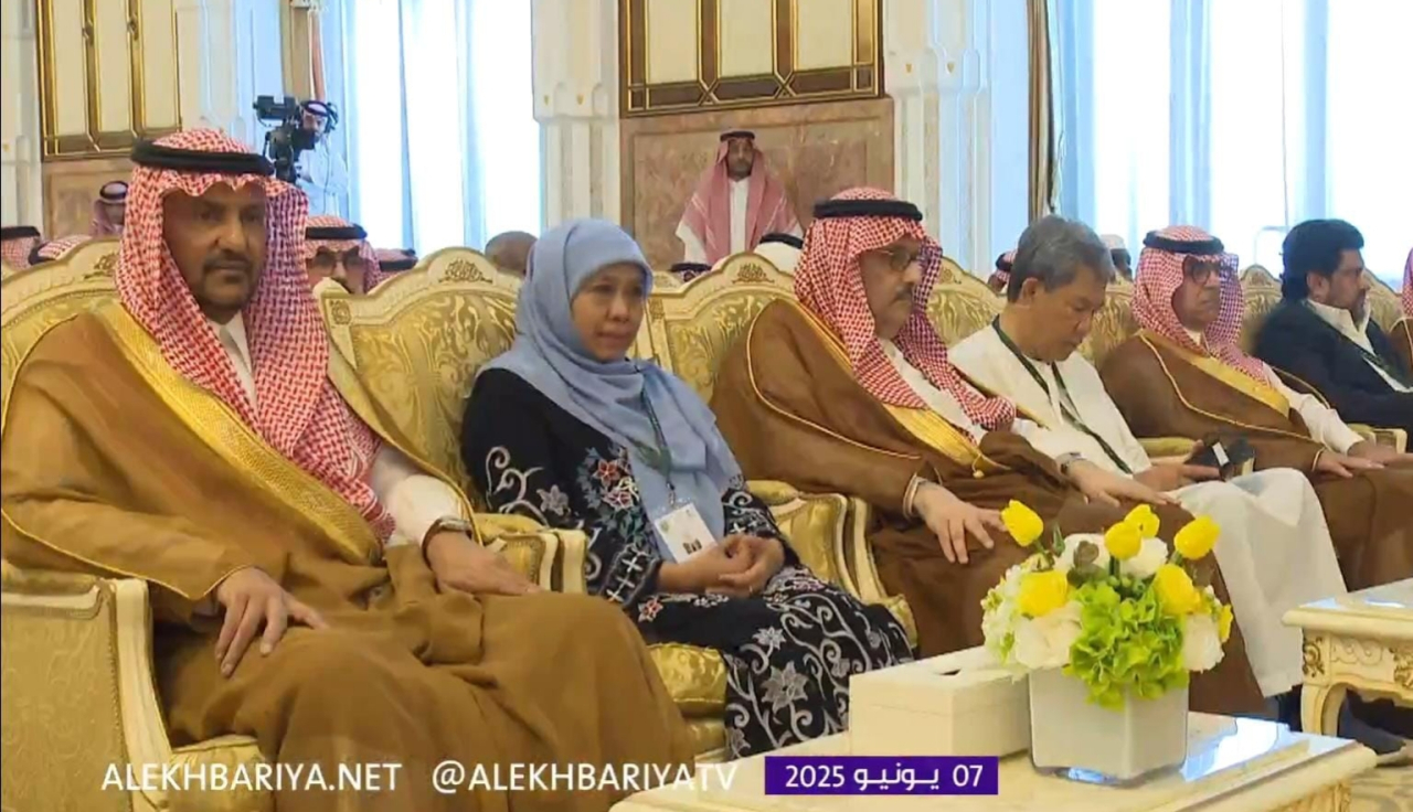 Gubernur Khofifah bersama Pangeran Mohammed bin Salman bin Abdulaziz Al Saud, Putra Mahkota sekaligus Perdana Menteri Kerajaan Arab Saudi menghadiri pertemuan tahunan Haji di Istana Mina. foto: KIP for ayojatim.
