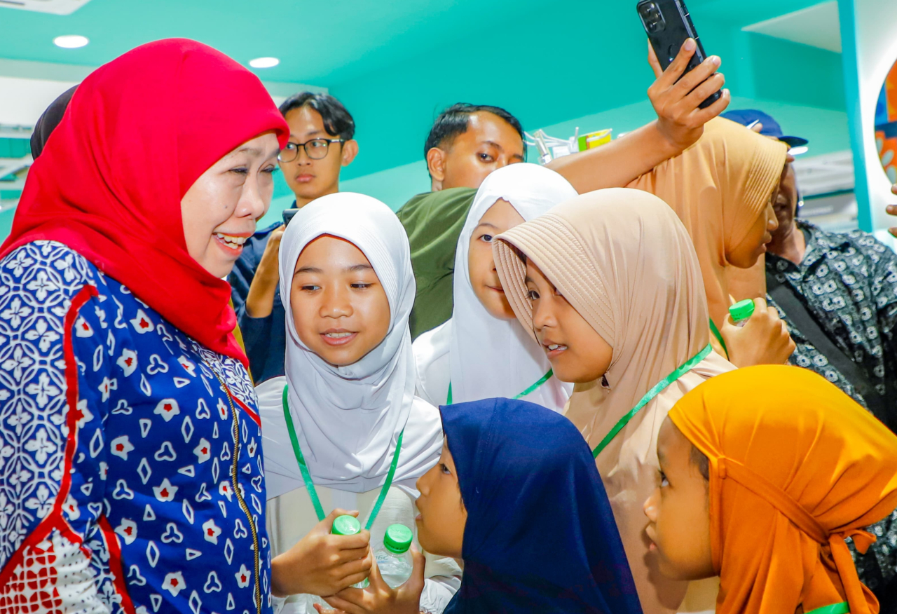 Gubernur Khofifah Ajak 100 Anak Yatim Piatu dan Difabel di Kota Malang Belanja Kebutuhan Sekolah