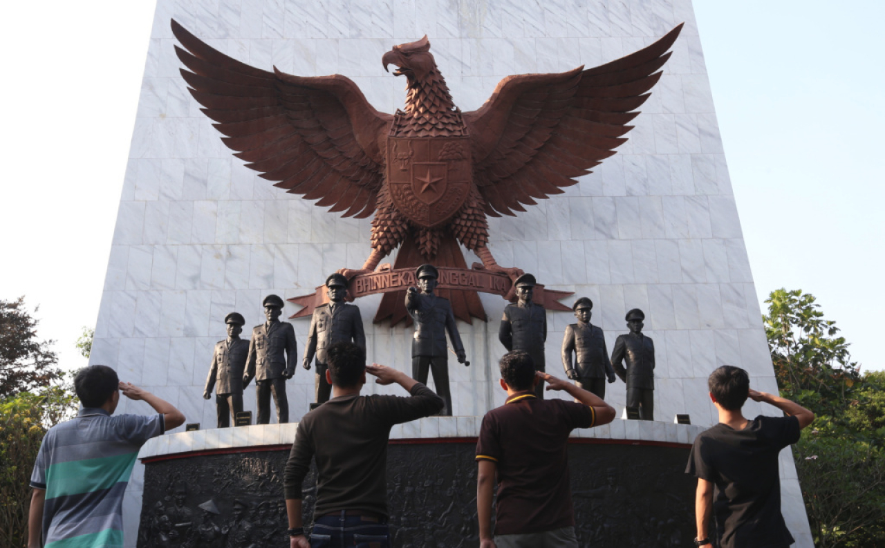 Wisatawan melihat sumur maut dan sejumlah peninggalan sejarah pemberontakan G30S/PKI, di Museum  Lubang Buaya, Jakarta. Foto: Ali Masduki