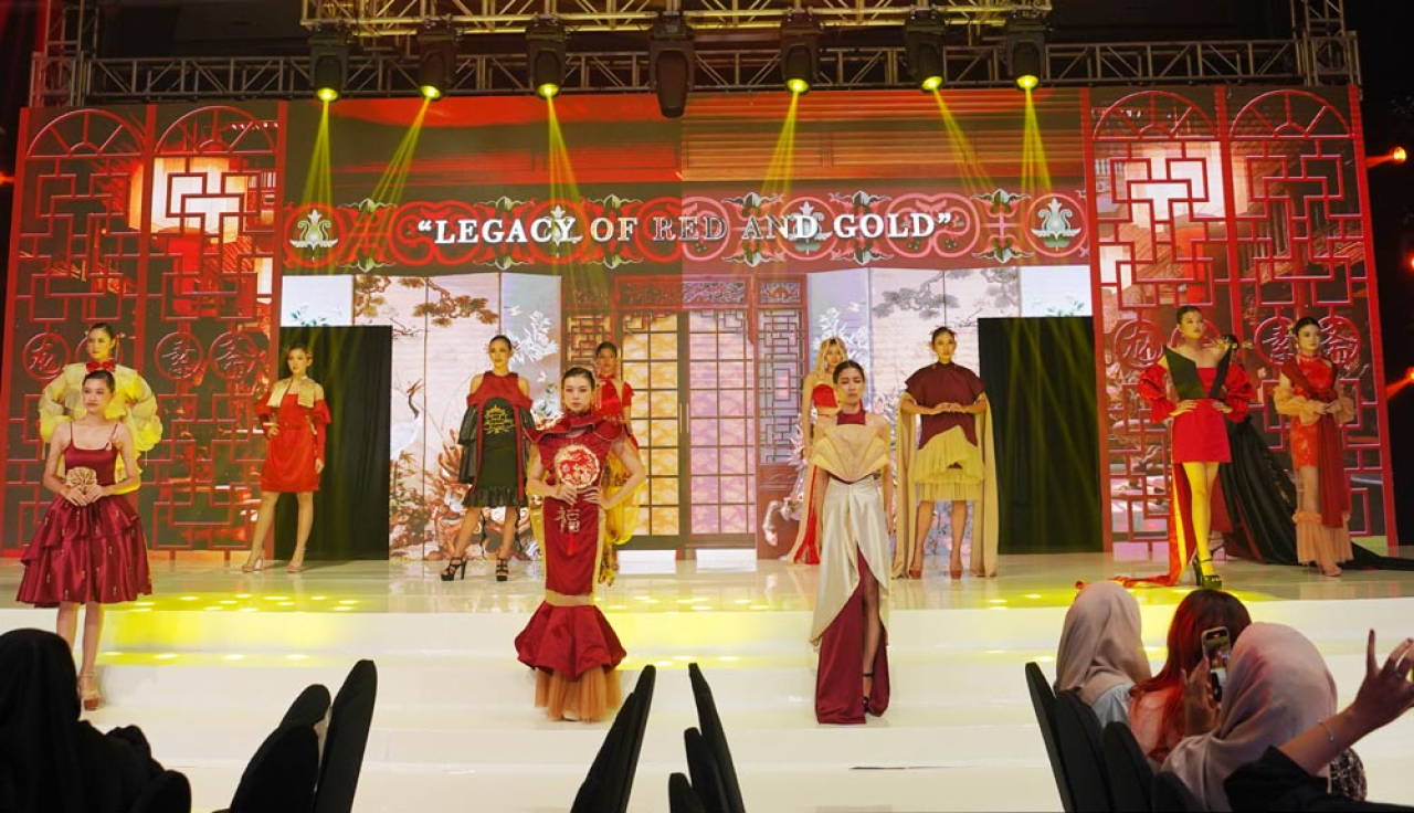 Paradox City of Surabaya, Peragaan Busana UNIPA Gabungkan Etnik dan Urban Modern