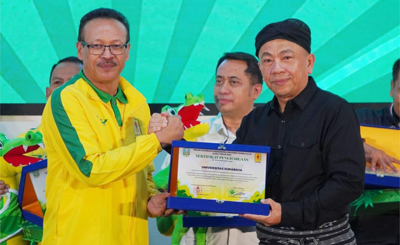 Rektor Ubaya, Dr. Ir. Benny Lianto, MMBAT menerima penghargaan dalam penutupan POMPROV III Jatim 2025, pada Rabu (04/06) malam. Foto: Humas Ubaya