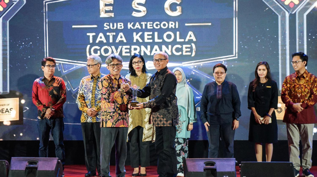 PT Terminal Petikemas Surabaya (TPS), anak perusahaan Subholding Pelindo Terminal Petikemas (SPTP), meraih penghargaan di ajang Indonesia DEI & ESG Awards (IDEAS) 2025. Foto: Ayojatim/TPS