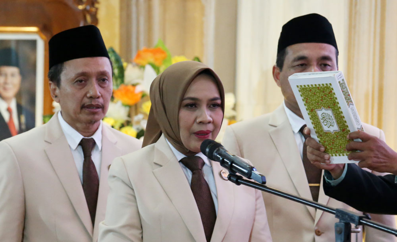 Rektor Siti Marwiyah ketika menjalani pelantikan sebagai Rektor periode 2025-2029. Foto: Ali Masduki