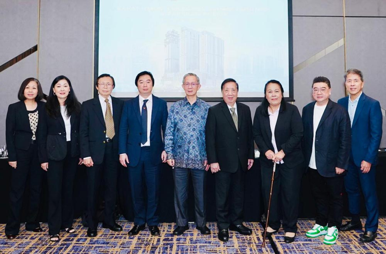 Jajaran direksi Pakuwon Jati Tbk usai Public expose tahunan atau Rapat Umum Pemegang Saham (RUPS) di Hotel Westin Surabaya. Foto/Pakuwon